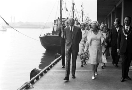 Koningin Juliana (m), minister Bakker (l) en burgemeester Marijnen (r) wandelen , Bestanddeelnr 924-5776