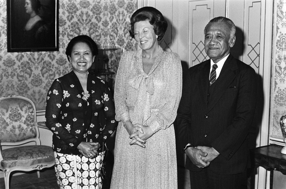 Koningin Beatrix ontvangt de Sultan van Djokja, Hamengko Buwono in Paleis Huis t, Bestanddeelnr 933-1298