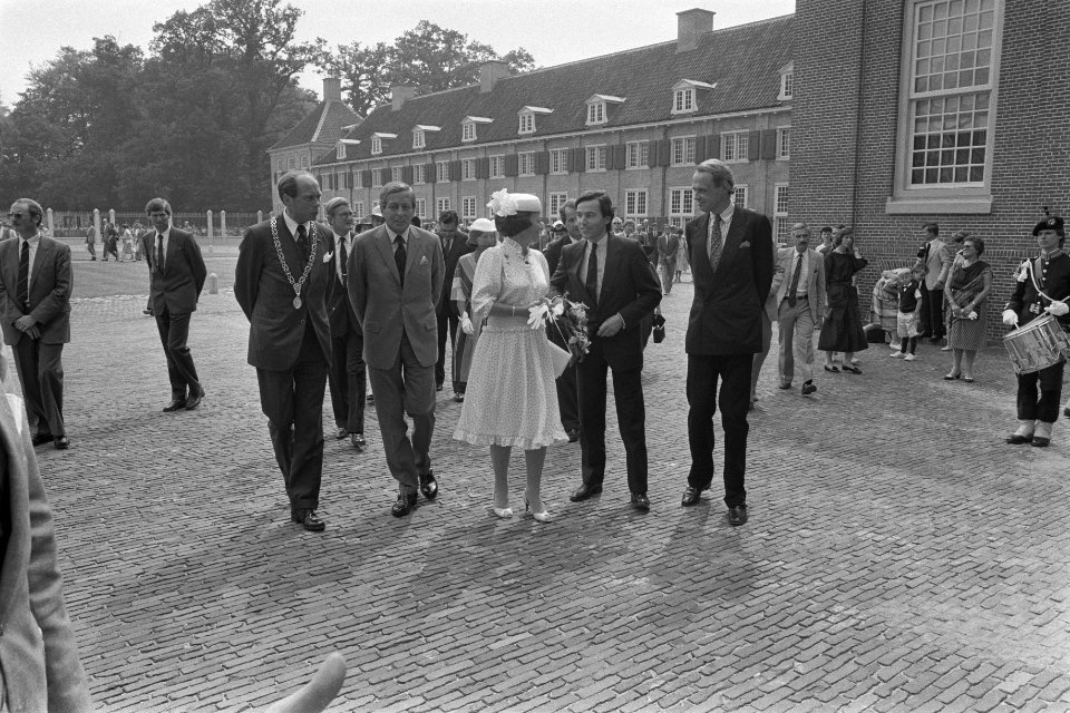 Koningin Beatrix opent Museum Paleis t Loo in Apeldoorn Hare Majesteit krijgt de, Bestanddeelnr 933-0098