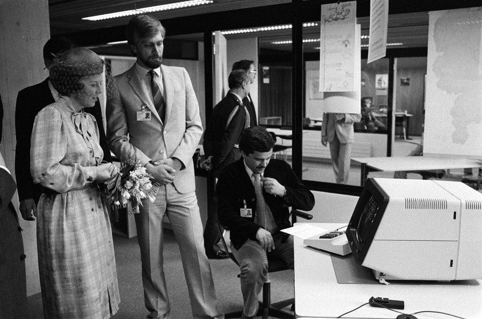 Koningin Beatrix opent de nieuwbouw van het Rijks Computer Centrum in Apeldoorn, Bestanddeelnr 932-9858