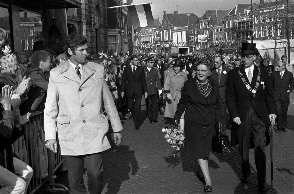 Koningin Juliana , Prins Bernhard en Prinses Beatrix bij viering ontzet van Leid, Bestanddeelnr 927-4902