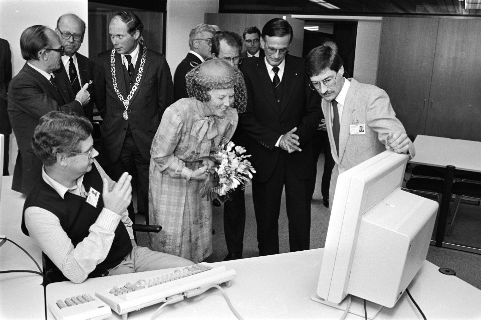 Koningin Beatrix opent de nieuwbouw van het Rijks Computer Centrum in Apeldoorn, Bestanddeelnr 932-9856
