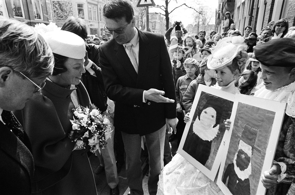 Koningin Beatrix opent het gerestaureerde provinciehuis te Leeuwarden, Bestanddeelnr 933-3214