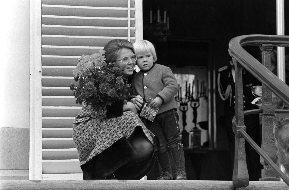 Koningin Juliana , Prinses Beatrix en Prins Willem Alexander luister naar aubade, Bestanddeelnr 923-9651
