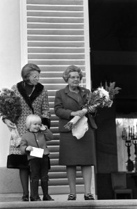 Koningin Juliana , Prinses Beatrix en Prins Willem Alexander luister naar aubade, Bestanddeelnr 923-9661