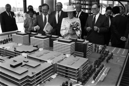 Koningin Beatrix opent Academisch Medisch Centrum in Amsterdam officieel Hare M, Bestanddeelnr 932-9979