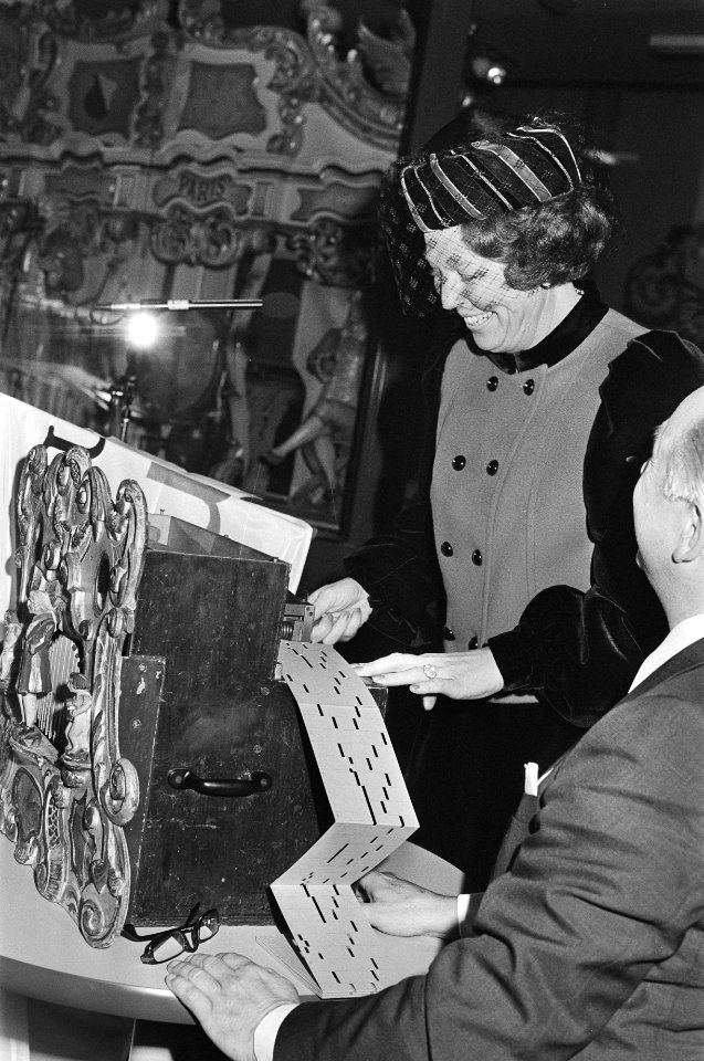 Koningin Beatrix opent in Utrecht het Nationaal Museum Van Speelkok tot Piereme, Bestanddeelnr 933-1602