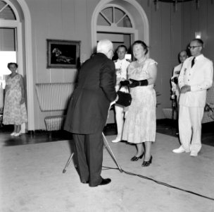 Koningin Juliana aanvaardt het nationaal geschenk uit handen van de heer Alvarez, Bestanddeelnr 252-3594