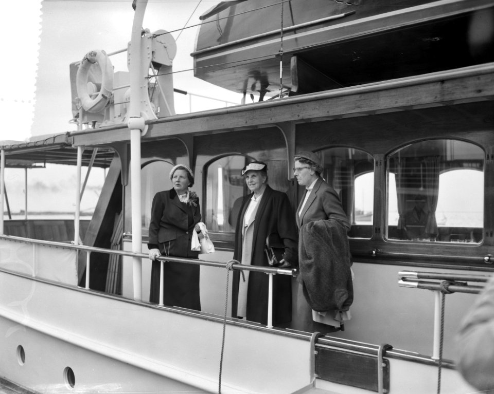 Koningin Juliana aan boord van het schip Van Hasselt, Bestanddeelnr 908-0006