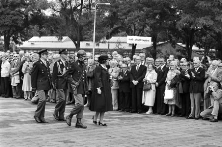 Koningin Beatrix reikt in Nunspeet het verzetsherdenkingskruis aan het Regiment , Bestanddeelnr 932-3031