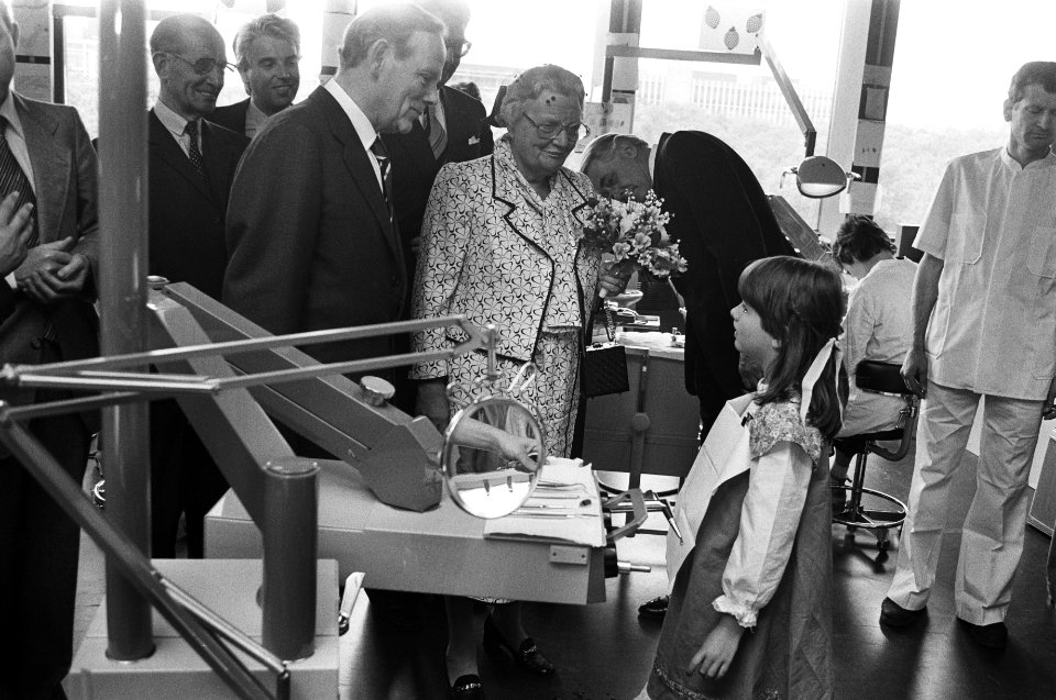 Koningin Juliana, prof.dr. A.J. van Amerongen en een patiëntje, Bestanddeelnr 930-2868