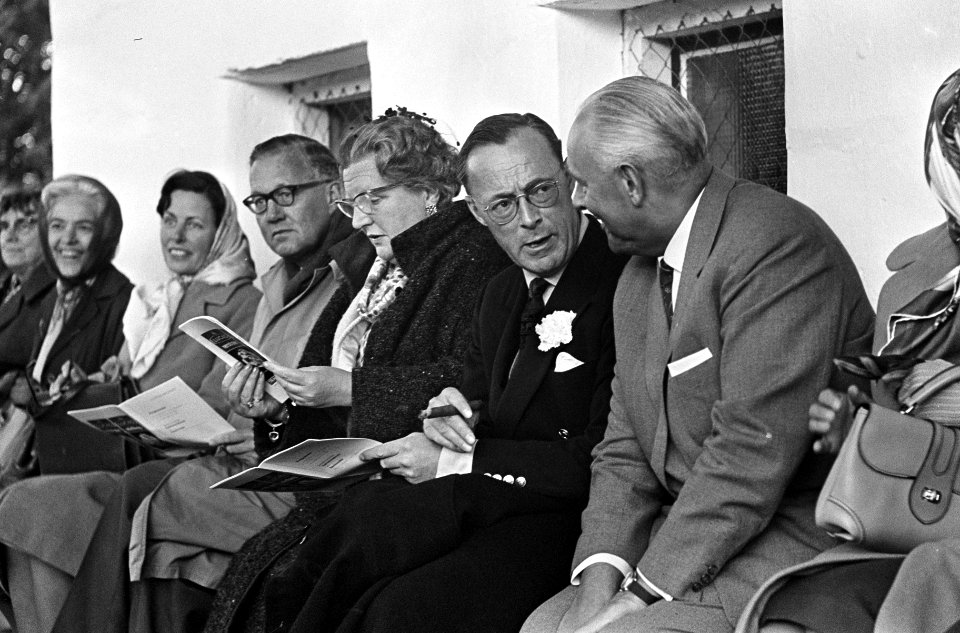 Koningin Juliana, prins Bernhard en dr. Hans Tetzner op de tribune, Bestanddeelnr 917-9452