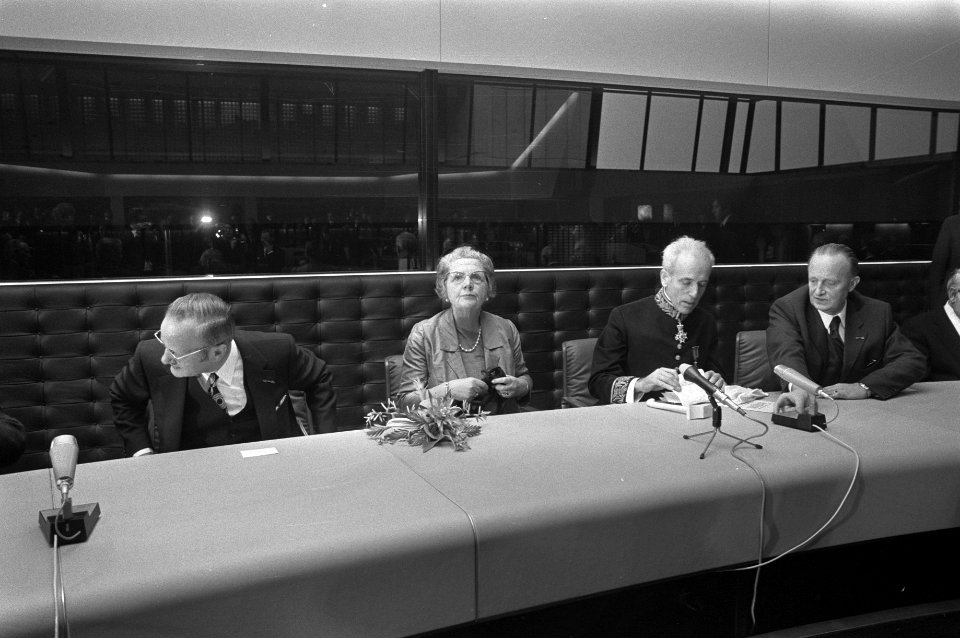 Koningin Juliana achter een tafel, Bestanddeelnr 925-1326