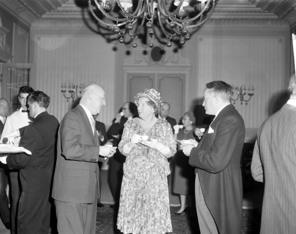 Koningin Juliana aanwezig bij vijftig jarig bestaan Vereniging van Nederlandse G, Bestanddeelnr 914-0007