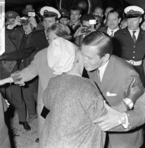Koningin Juliana begroet haar aanstaande schoonzoon Claus von Amsberg, Bestanddeelnr 918-3230
