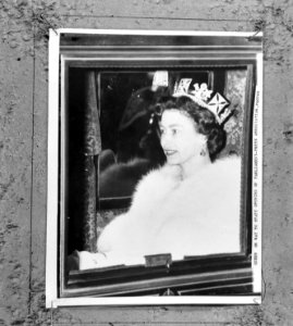 Koningin Elizabeth II van Groot-Brittannië per koets op weg naar de opening van…, Bestanddeelnr 918-4239