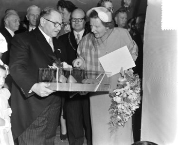Koningin Juliana bekijkt een maquette, Bestanddeelnr 905-8962