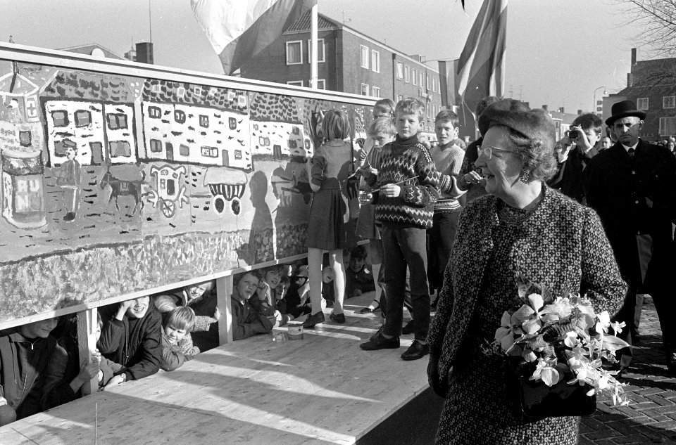 Koningin Juliana bekijkt op de Deel een grote wandschildering, Bestanddeelnr 920-8411