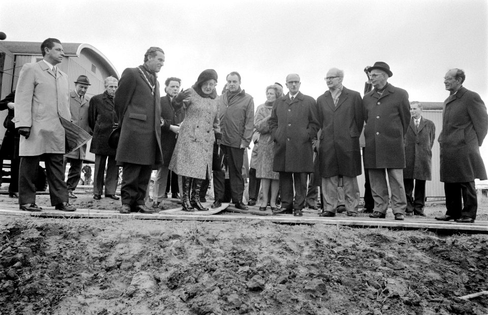 Koningin Juliana bekijkt met burgemeester R.M. Gallas van Alphen aan den Rijn en, Bestanddeelnr 926-9639
