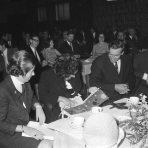 Koningin Juliana bekijkt een wandkleedje dat ze kreeg aangeboden, Bestanddeelnr 921-7208