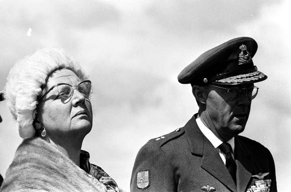 Koningin geeft vaandel aan Luchtmacht, Koningin en Prins (koppen), Bestanddeelnr 917-7919