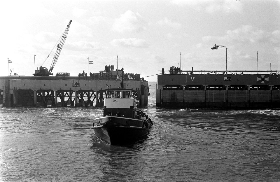 Koningin Juliana aanwezig bij afsluiten van de Lauwerszee het laatste caisson wo, Bestanddeelnr 922-4524