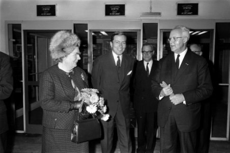Koningin en prins worden door prof. dr. P.J. Bakker ontvangen, Bestanddeelnr 919-8037