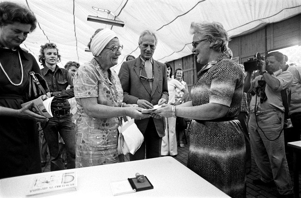 Koningin Juliana als deelneemster bij de inschrijving, Bestanddeelnr 928-0382
