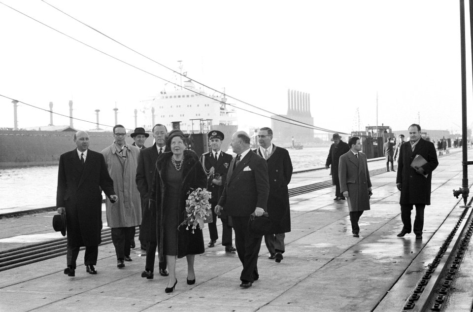 Koningin en prins tijdens tocht met sleper van Goedkoop Koningin en prins in Gra, Bestanddeelnr 913-4697