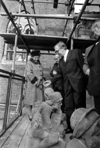 Koningin Juliana bekijkt de restauratiewerkzaamheden, Bestanddeelnr 927-5155