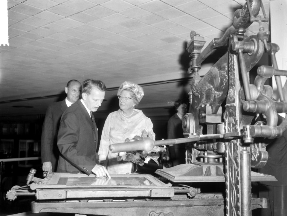 Koningin Juliana bekijkt de oude handpers uit 1819, Bestanddeelnr 916-8532
