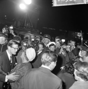 Koningin Juliana begroet Pieter van Vollenhoven (links), Bestanddeelnr 918-3231