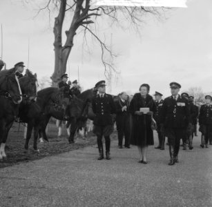 Koningin Juliana bezoekt de verkeersschool voor de Rijkspolitie De Varenkamp te , Bestanddeelnr 913-7530
