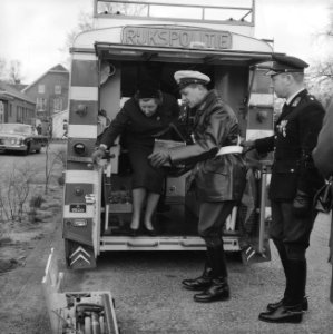 Koningin Juliana bezoekt de verkeersschool voor de Rijkspolitie De Varenkamp te , Bestanddeelnr 913-7526