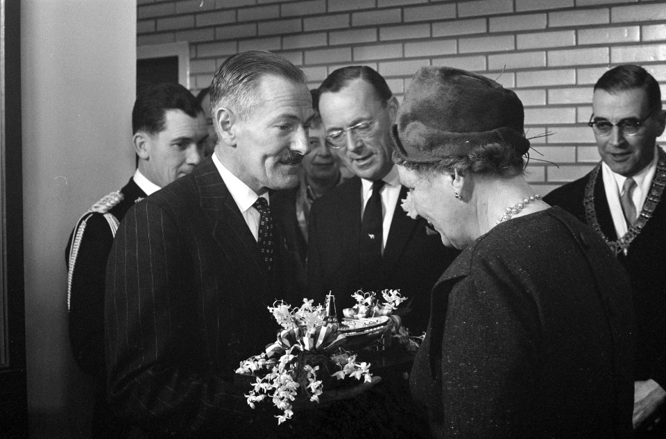 Koningin en prins tijdens tocht met sleper van Goedkoop, Bestanddeelnr 913-4689