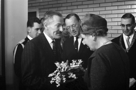 Koningin en prins tijdens tocht met sleper van Goedkoop, Bestanddeelnr 913-4689