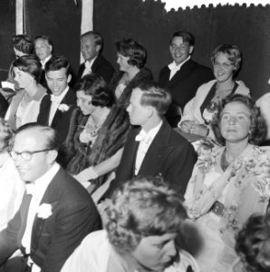 Koningin en prinsessen bij galavoorstelling De waarachtige historie van dokter , Bestanddeelnr 911-3513