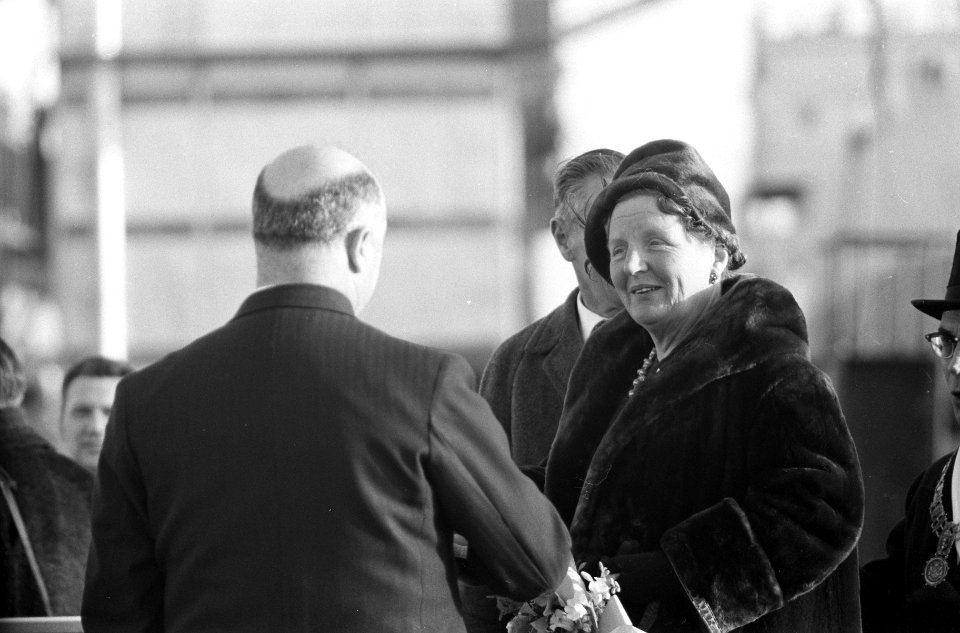 Koningin en prins tijdens tocht met sleper van Goedkoop, Bestanddeelnr 913-4686