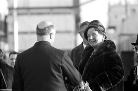 Koningin en prins tijdens tocht met sleper van Goedkoop, Bestanddeelnr 913-4686
