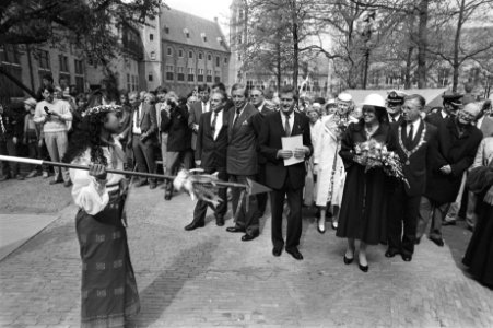 Kon. Beatrix en Prins Claus bij Nat. herdenkingsmanifestatie in Middelburg Beat, Bestanddeelnr 932-9583
