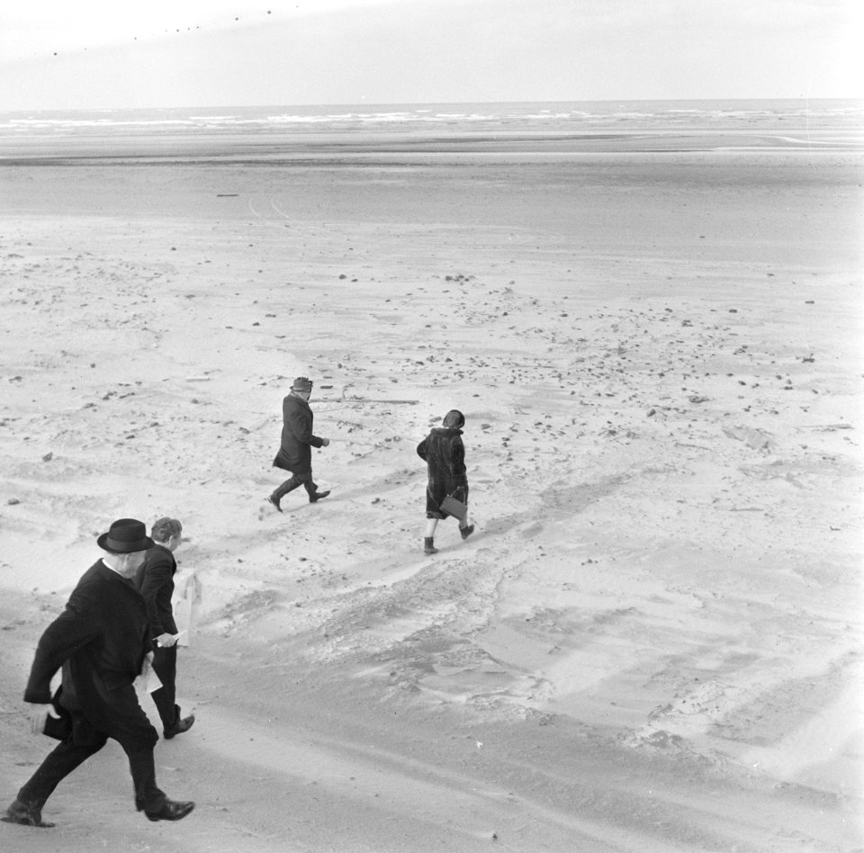 Koningin Juliana bezoekt de Westplaat, links de heer De Meijer, Bestanddeelnr 919-7306