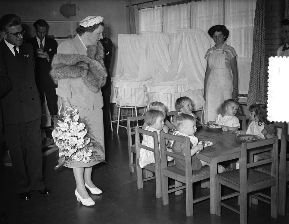 Koningin Juliana bezoekt een Sociaal Cultureel Centrum in Rotterdam, Bestanddeelnr 906-4983