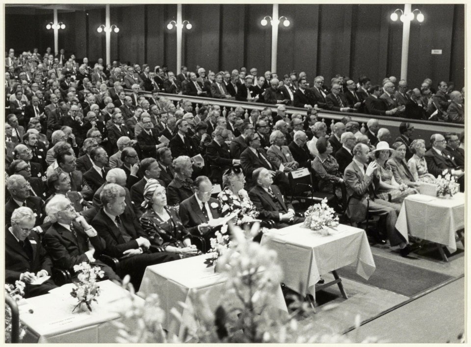 Koningin Juliana, Prins Bernhard, Prinses Beatrix en Prins Claus op de eerste rij in het Concertgebouw. NL-HlmNHA 54025965