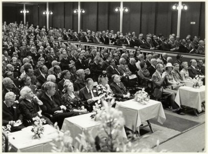 Koningin Juliana, Prins Bernhard, Prinses Beatrix en Prins Claus op de eerste rij in het Concertgebouw. NL-HlmNHA 54025965