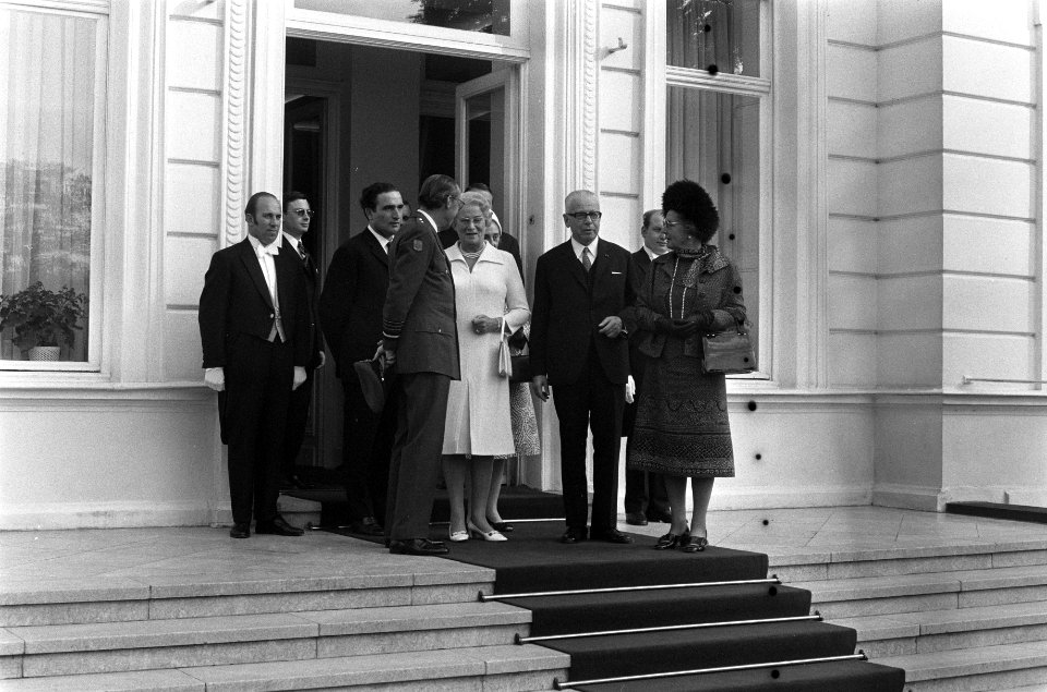 Koningin Juliana, prins Bernhard, president Heinemann en zijn vrouw op het borde, Bestanddeelnr 925-0776