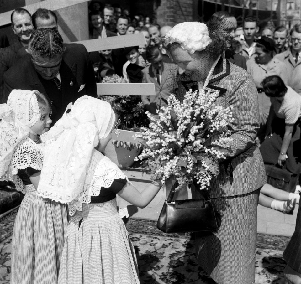 Koningin Juliana bezoekt een landbouwtentoonstelling in Utrecht en krijgt door t, Bestanddeelnr 905-0986