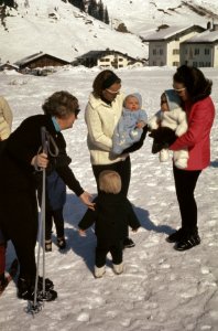 Koningin Juliana, prins Willem Alexander , prinses Beatrix met prins Johan Friso, Bestanddeelnr 254-8419
