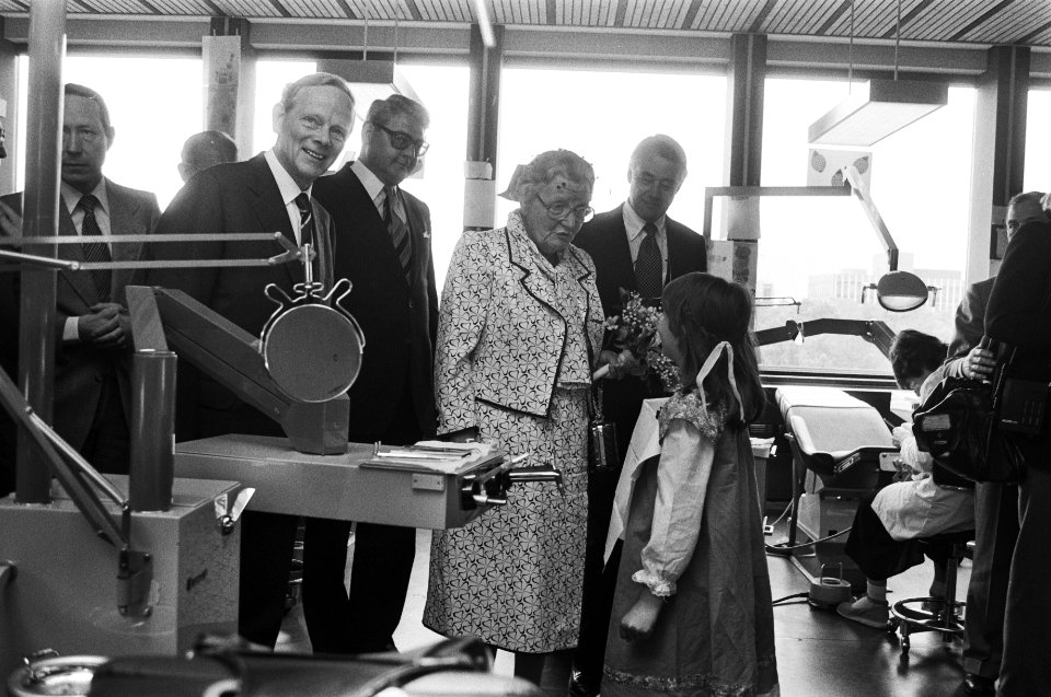 Koningin Juliana, prof.dr. A.J. van Amerongen en een patiëntje, Bestanddeelnr 930-2869