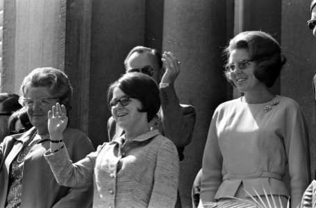 Koningin Juliana, prinses Christina, prins Bernhard en prinses Beaatrix op het b, Bestanddeelnr 919-0973