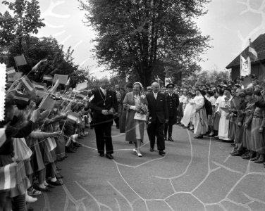 Koningin Juliana bezoekt de Landbouw Huishoudschool in Reuver, Bestanddeelnr 907-7594